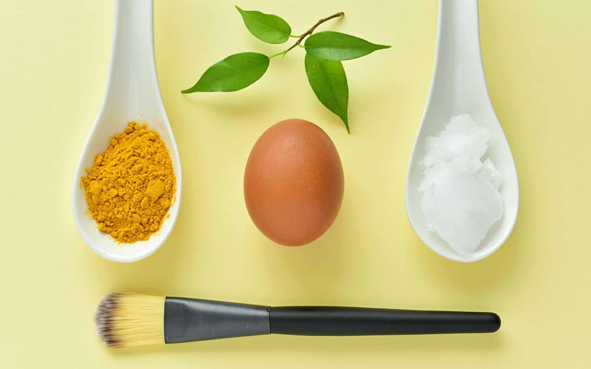 Công dụng của mặt nạ trứng gà và bột nghệ