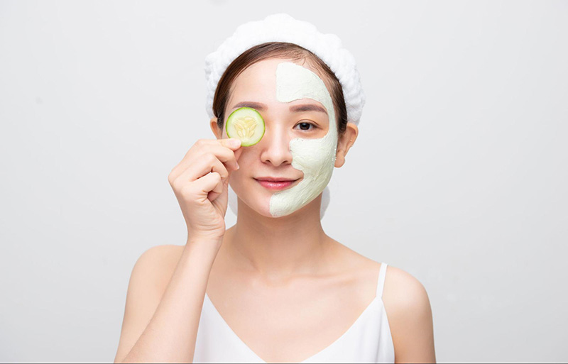 Đắp mặt nạ lòng trắng trứng gà và dưa leo