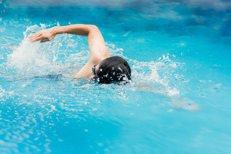 Bơi lội giúp cải thiện sức khỏe tim mạch, tăng cường sức mạnh cơ bắp và làm giảm căng thẳng