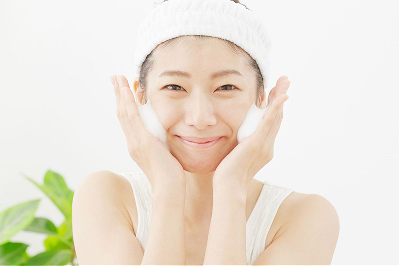 Làm sạch da mặt trước khi dùng baking soda