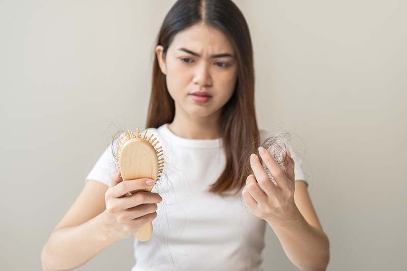 nữ giới bị rụng tóc nhiều