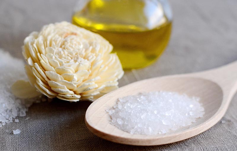 Tẩy trắng da bằng dầu oliu và muối