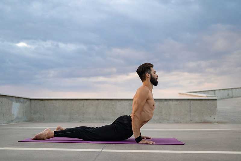 Tư thế rắn hổ mang giúp tăng cường hoạt động của cơ lưng và tăng cường tuần hoàn đến dương vật