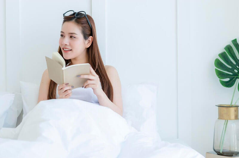 Đọc sách nghe nhạc để thư giãn trước khi ngủ