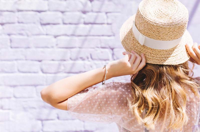 đội nón để bảo vệ tóc trước ánh nắng