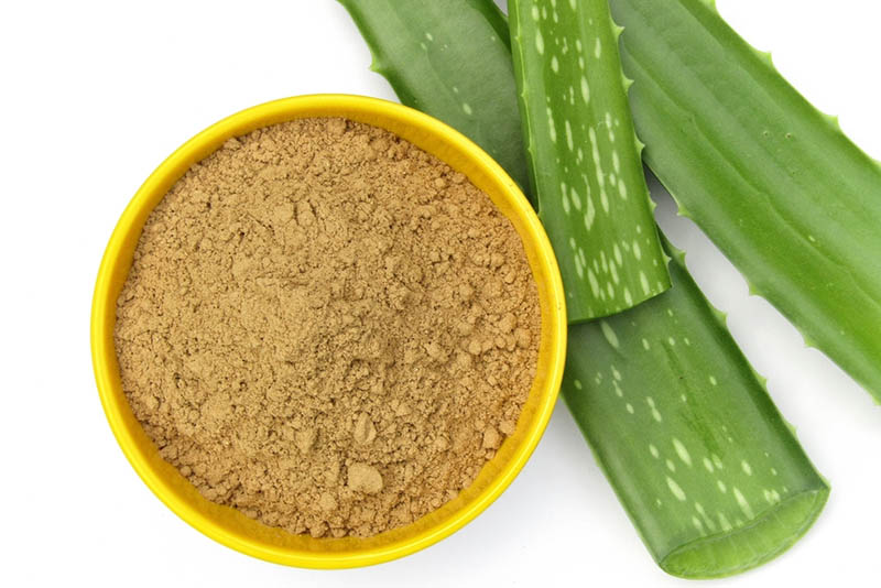 Dùng gỗ đàn hương và nha đam trắng da