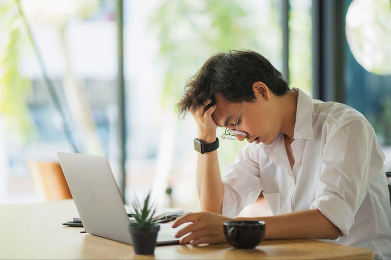 nam giới bị căng thẳng trong công việc