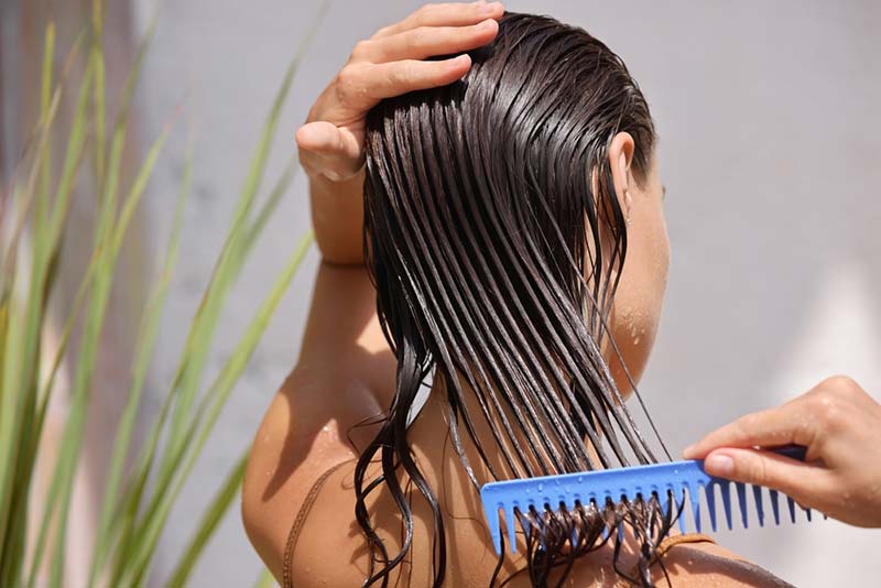 người phụ nữ chải tóc khi còn ướt