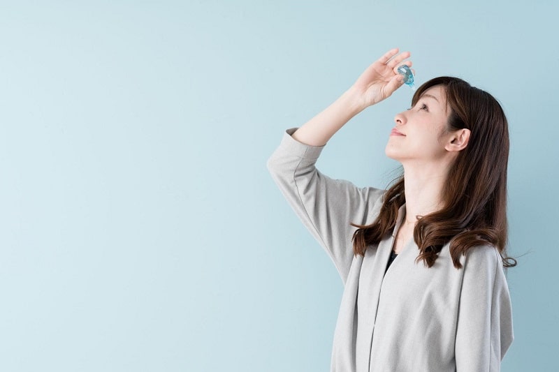 Sử dụng thuốc nhỏ mắt 