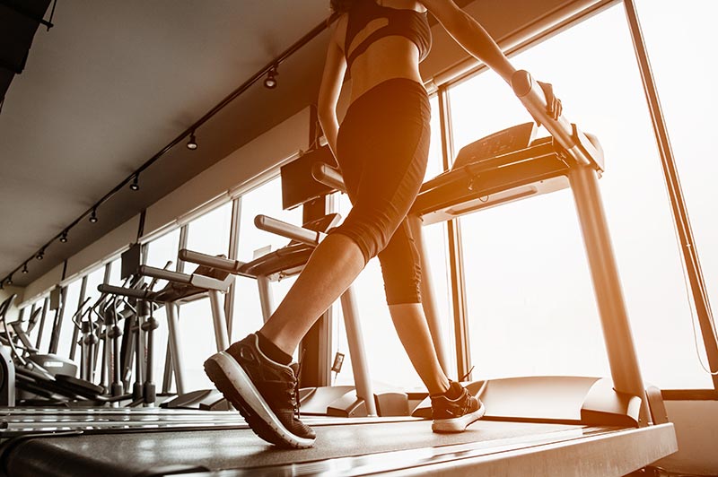 Tập luyện với máy đi bộ