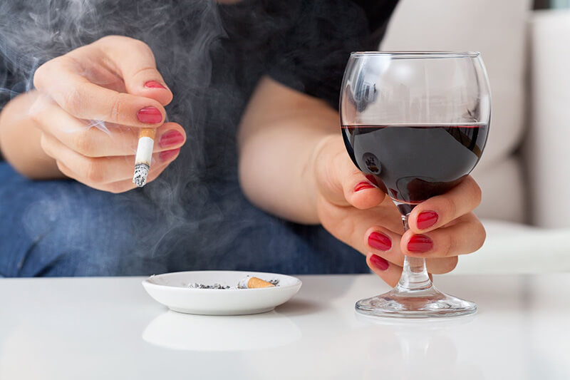 Bia rượu thuốc lá làm khó ngủ vào ban đêm