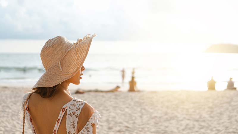 đội nón bảo vệ tóc trước ánh nắng