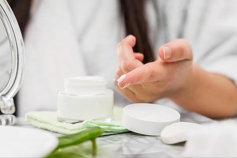 Dùng mỹ phẩm dưỡng trắng giúp làm đẹp da