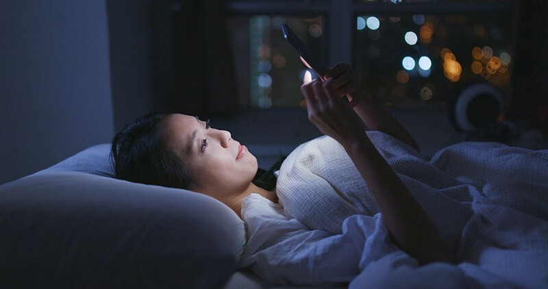 Hạn chế sử dụng thiết bị điện tử trước khi ngủ