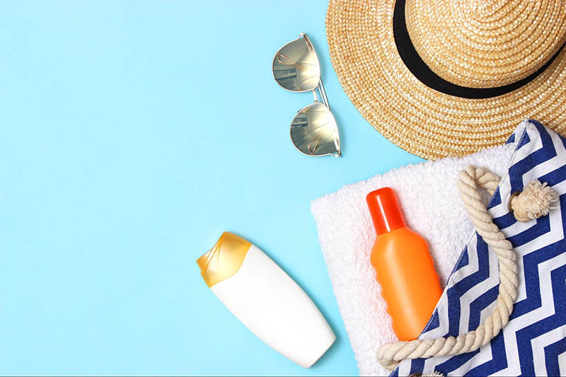 Kết hợp thoa kem chống nắng bảo vệ da