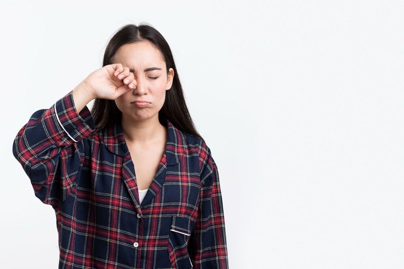 Trước ngày phẫu thuật mắt cận thị bạn cần ngưng sử dụng mỹ phẩm và nước hoa.