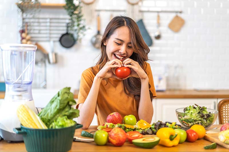 phụ nữ ăn các thực phẩm giàu dinh dưỡng