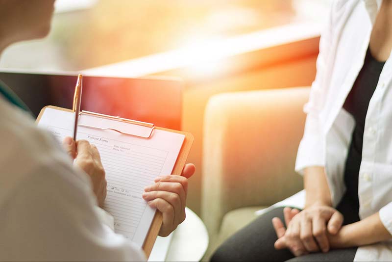 bác sĩ giải thích kết quả xét nghiệm