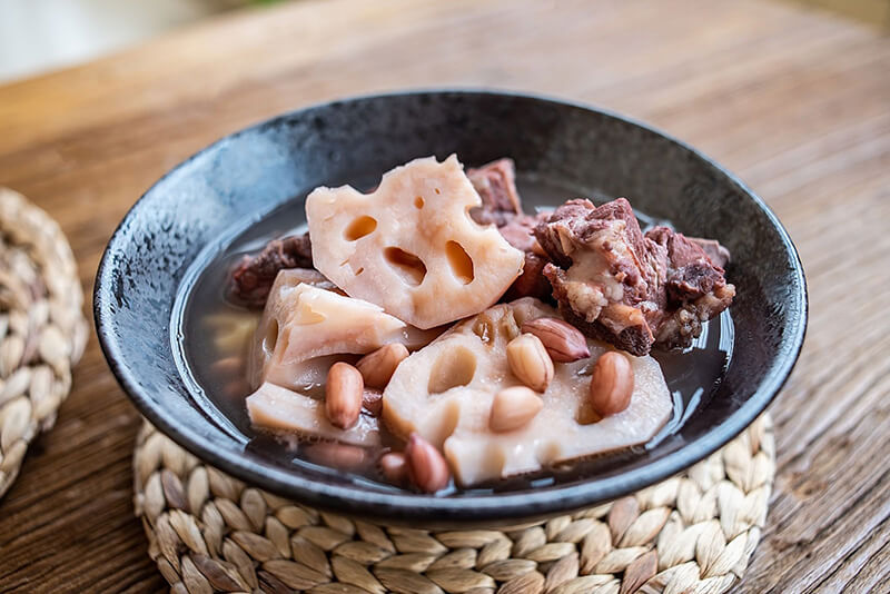 Canh củ sen hầm xương là món ăn giúp an thần dễ ngủ