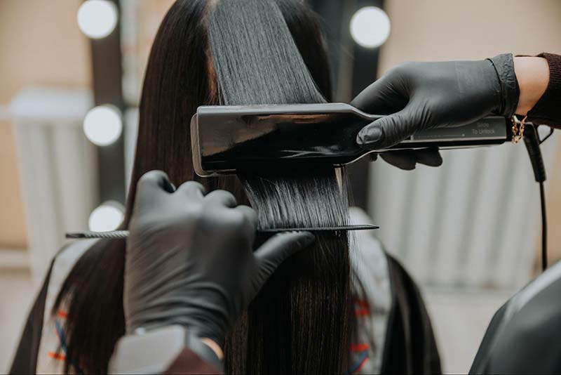 dùng máy duỗi tóc