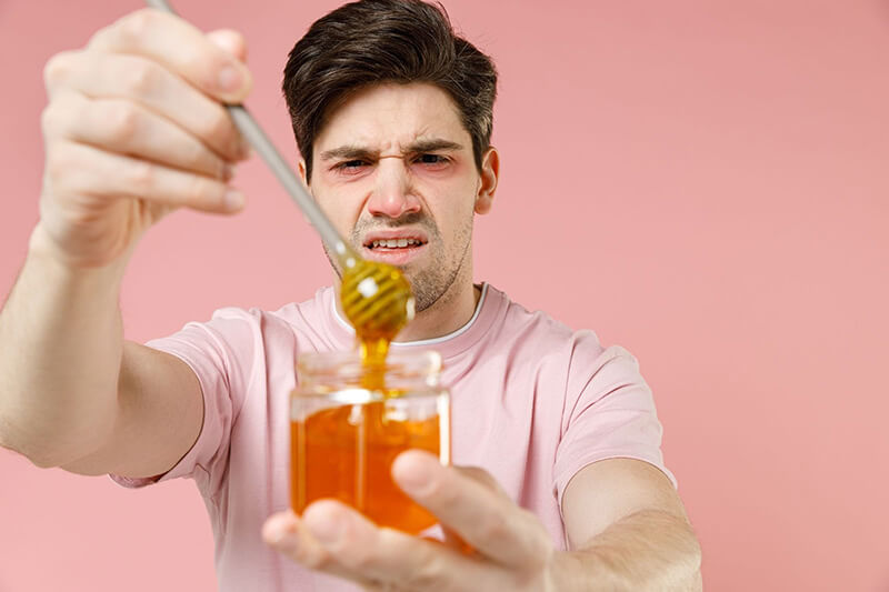 Không tiếp tục sử dụng mật ong khi có dấu hiệu dị ứng