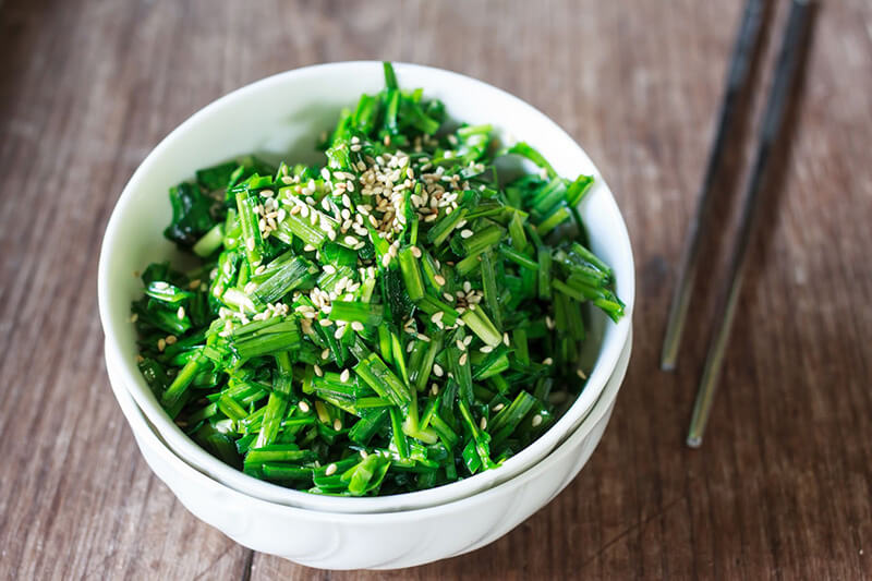 Lá hẹ sống có thể kết hợp với các món ăn khác để tăng hương vị