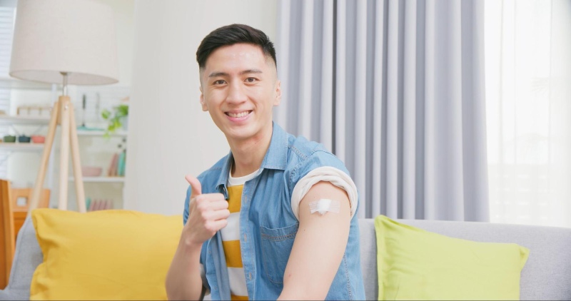 nên ngồi lại khu vực tiêm 25 - 30 phút theo dõi phản ứng