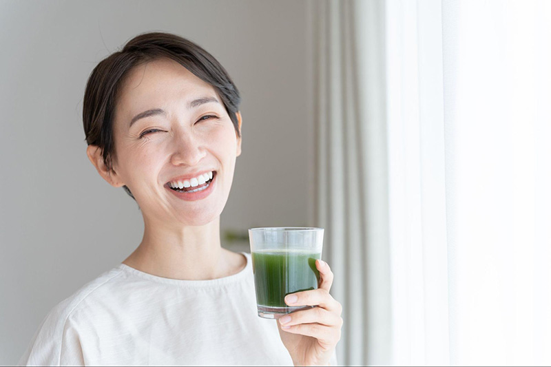Nước ép rau ngổ chữa viêm khớp