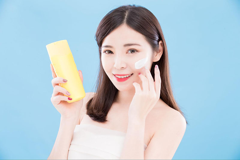 Nên thoa kem chống nắng mỗi khi ra ngoài