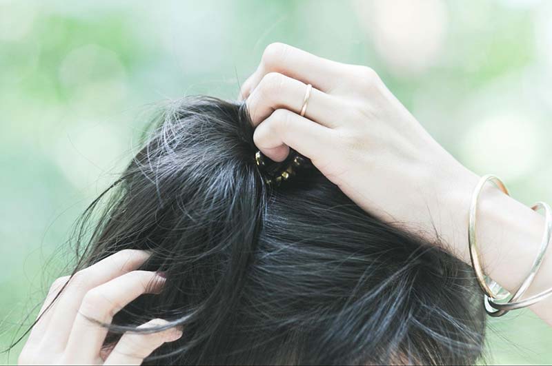 buộc tóc quá chặt