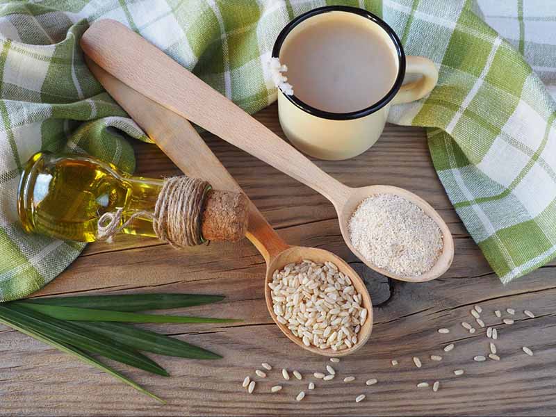 Dầu dừa và bột cám gạo để tắm trắng Dầu dừa và bột cám gạo để tắm trắng