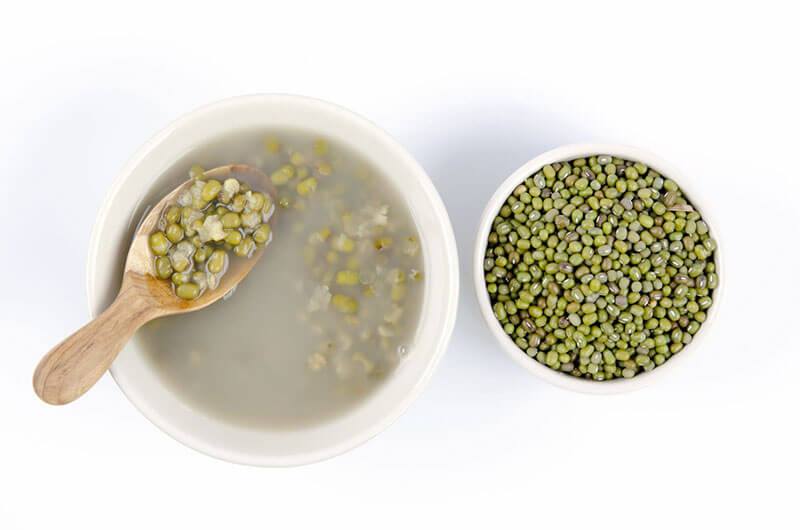 Đậu xanh nấu đường phèn thanh mát, giúp ngủ ngon hơn.