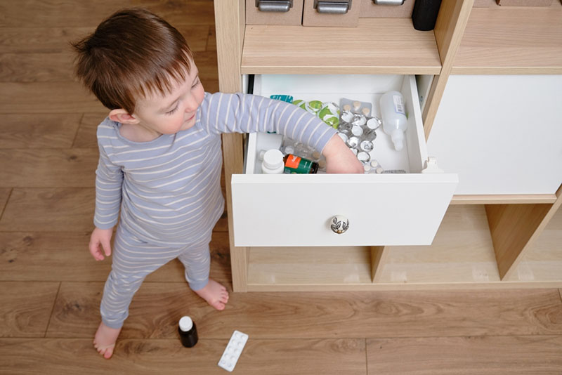 Nên để thuốc trắng da xa vòng tay trẻ em