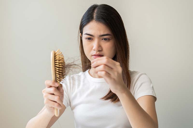 người phụ nữ bị rụng tóc nhiều