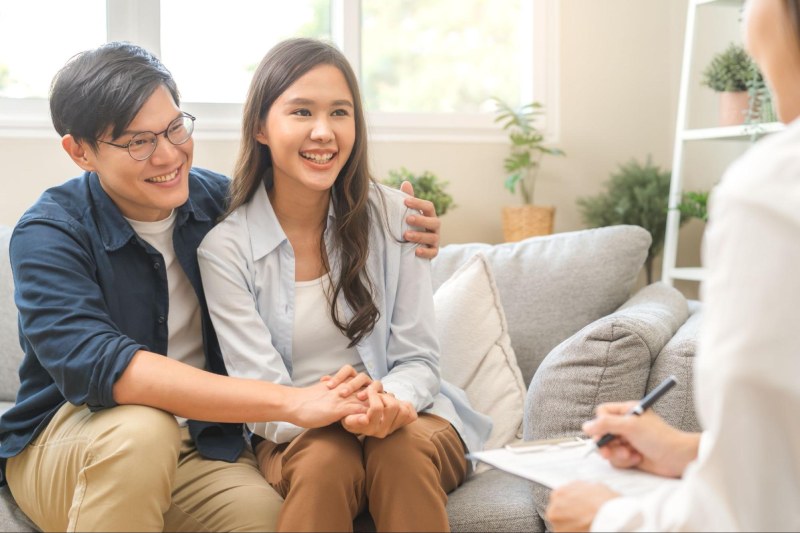 tham khảo ý kiến của bác sĩ trước khi tiêm mũi 3 sau sinh con