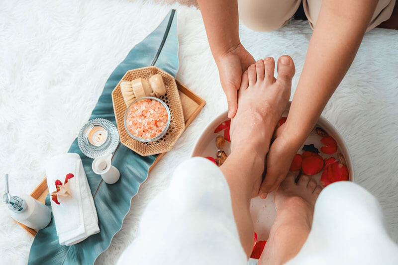 Tự massage chân trước khi ngâm với thảo dược