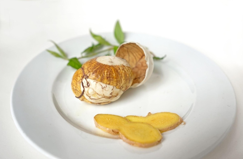 cách ăn trứng vịt lộn