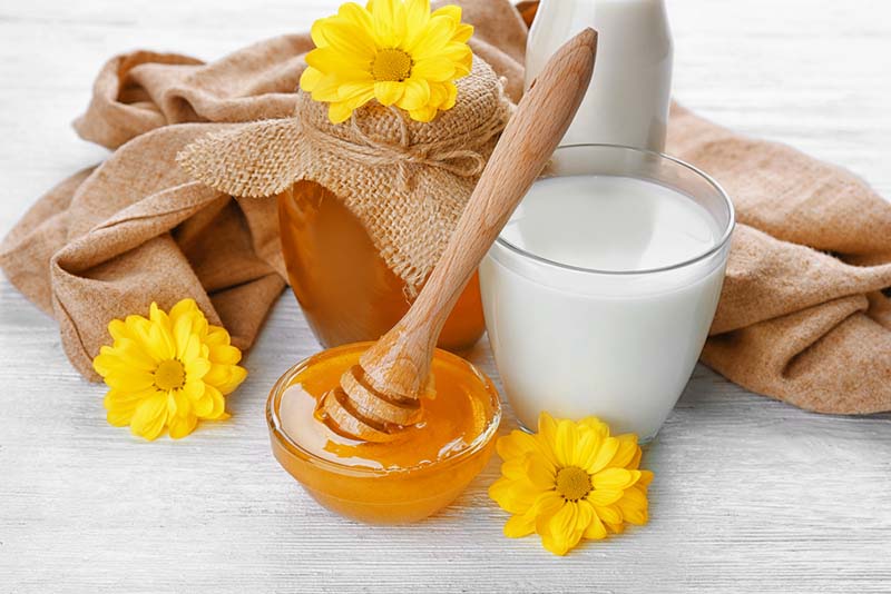 Cách làm trắng da bằng mật ong và sữa tươi