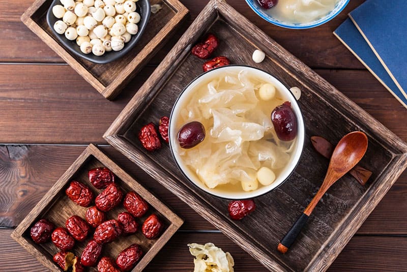 Chè hạt sen táo đỏ cải thiện mất ngủ