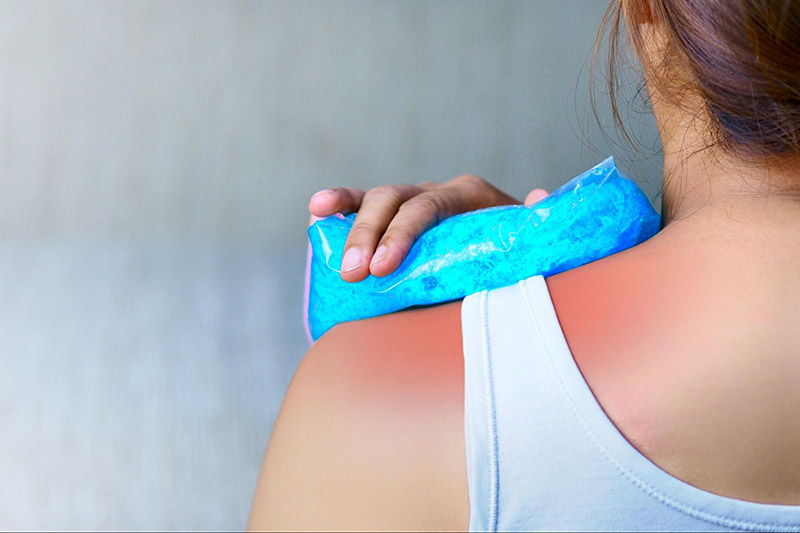 Chườm nóng chườm lạnh giảm đau khớp vai