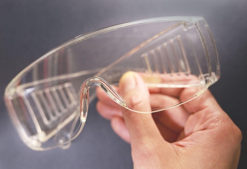 Đeo kính bảo vệ mắt