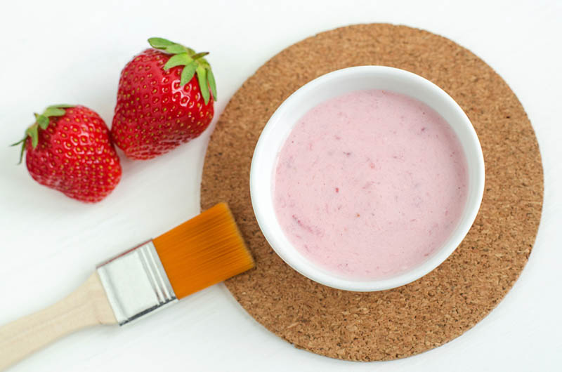 Dùng dâu tây làm trắng da cho nam giới