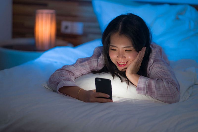 Không nên sử dụng điện thoại trước khi đi ngủ