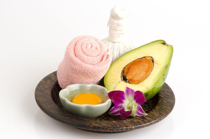 Làm trắng da bằng bơ và trứng gà