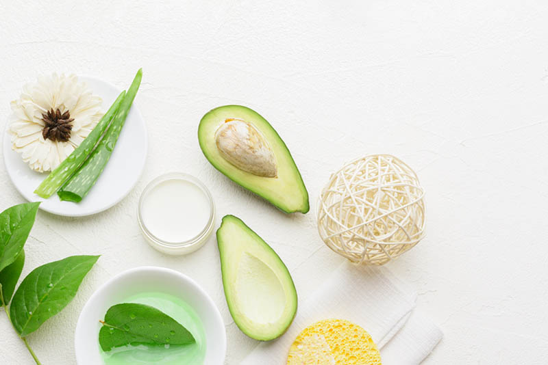 Cách làm trắng da toàn thân bằng trà xanh và quả bơ