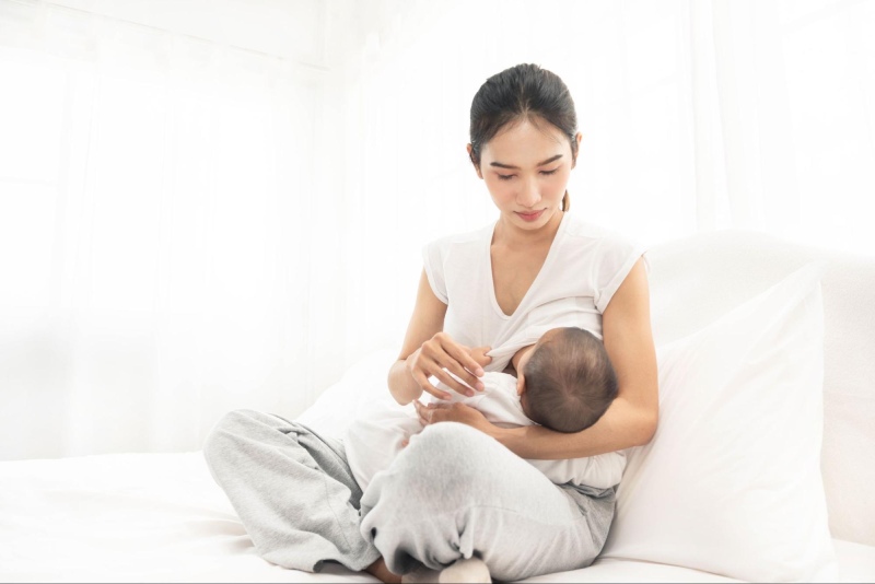 mẹ đang cho con bú cân nhắc uống lá sen