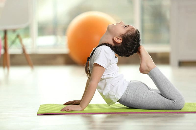 Tập yoga thư giãn tinh thần giúp ngủ ngon