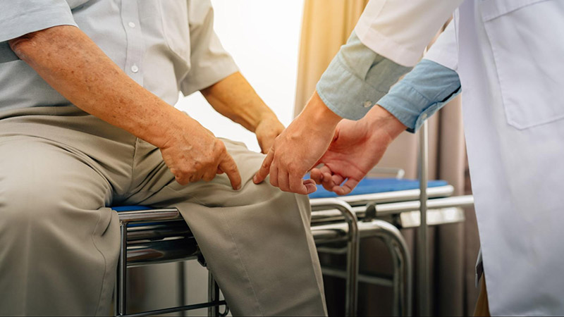 Thăm khám điều trị viêm khớp gối