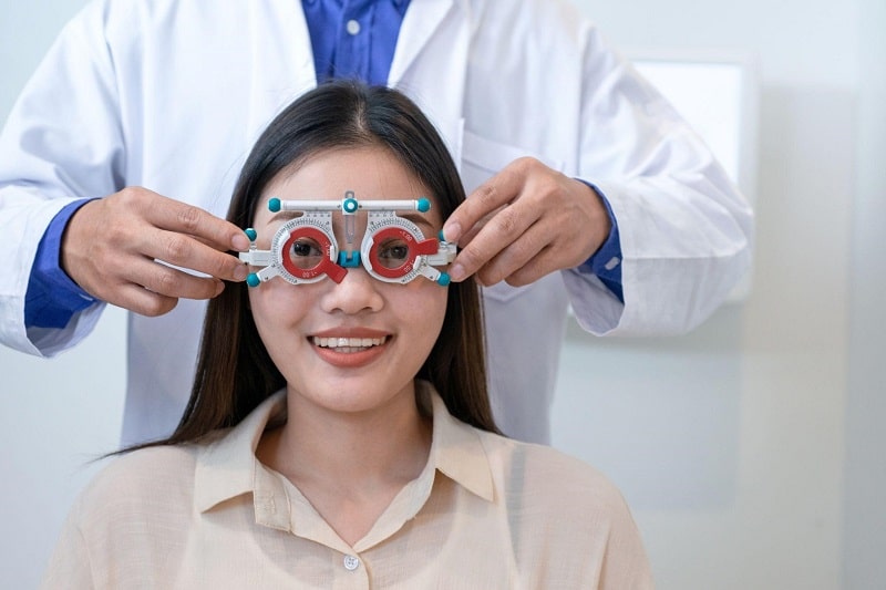 Thăm khám mắt để được tư vấn