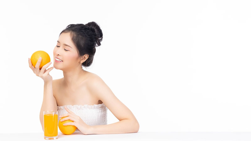 Thoa nước cam làm trắng da